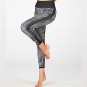 FABLETICS High-Waisted Seamless Snakeskin 7/8- Haze Grey Reptilia Black